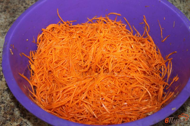 Фото приготовление рецепта: Острая и чесночная морковь по - корейски шаг №4