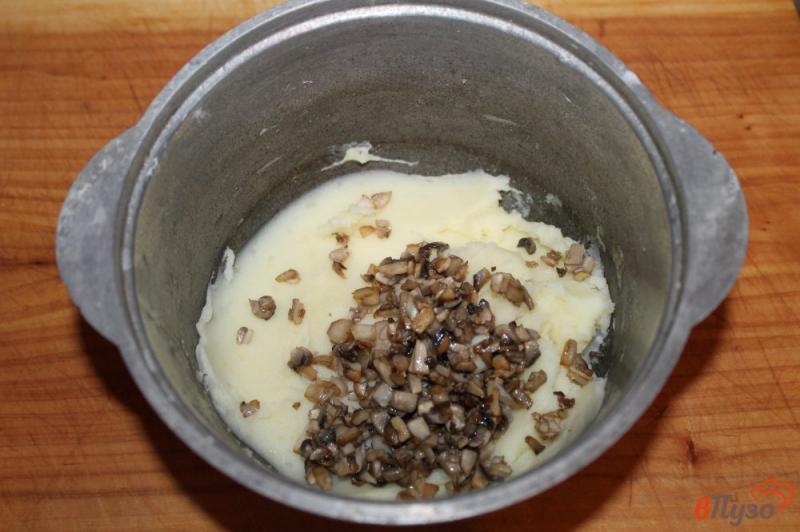 Фото приготовление рецепта: Вареники с картофелем и грибами шаг №3
