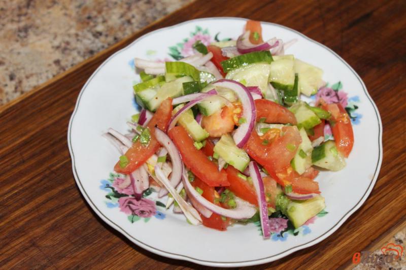 Фото приготовление рецепта: Овощной салат с красным и зеленым луком шаг №5