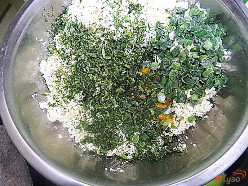 Фото приготовление рецепта: Сырники солёные с зелёным луком, укропом и чесноком, острые шаг №3