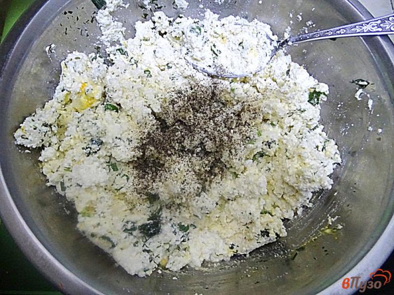 Фото приготовление рецепта: Сырники солёные с зелёным луком, укропом и чесноком, острые шаг №4