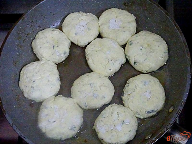 Фото приготовление рецепта: Сырники солёные с зелёным луком, укропом и чесноком, острые шаг №7