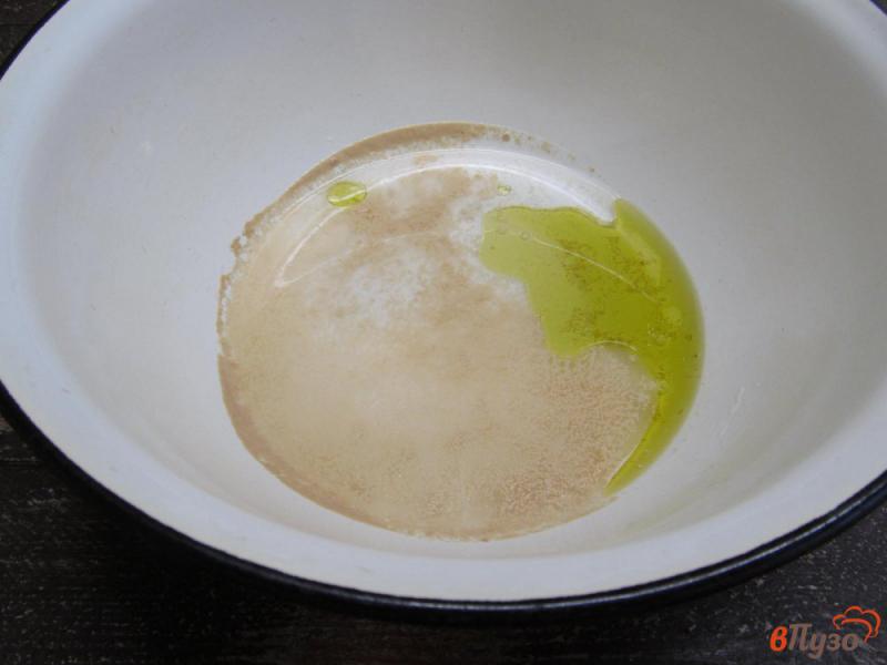 Фото приготовление рецепта: Хлеб цельнозерновой с розмарином и оливковым маслом шаг №2