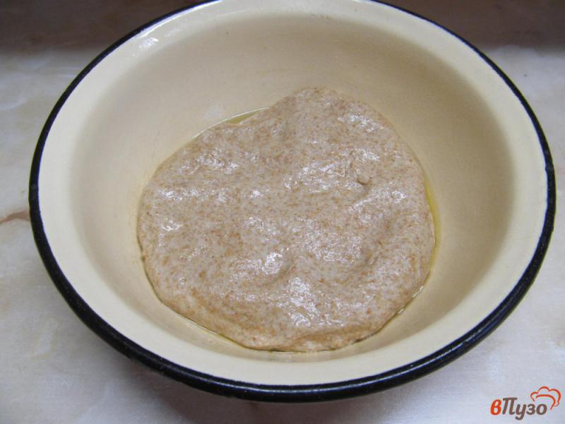 Фото приготовление рецепта: Хлеб цельнозерновой с розмарином и оливковым маслом шаг №4