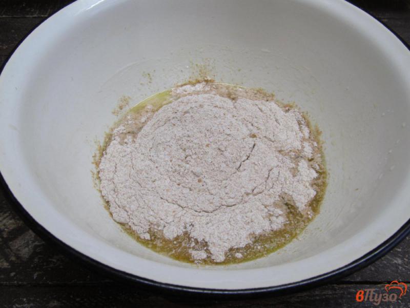 Фото приготовление рецепта: Хлеб цельнозерновой с розмарином и оливковым маслом шаг №3