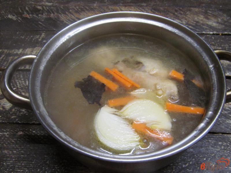 Фото приготовление рецепта: Сырный суп с яйцами на курином бульоне шаг №1