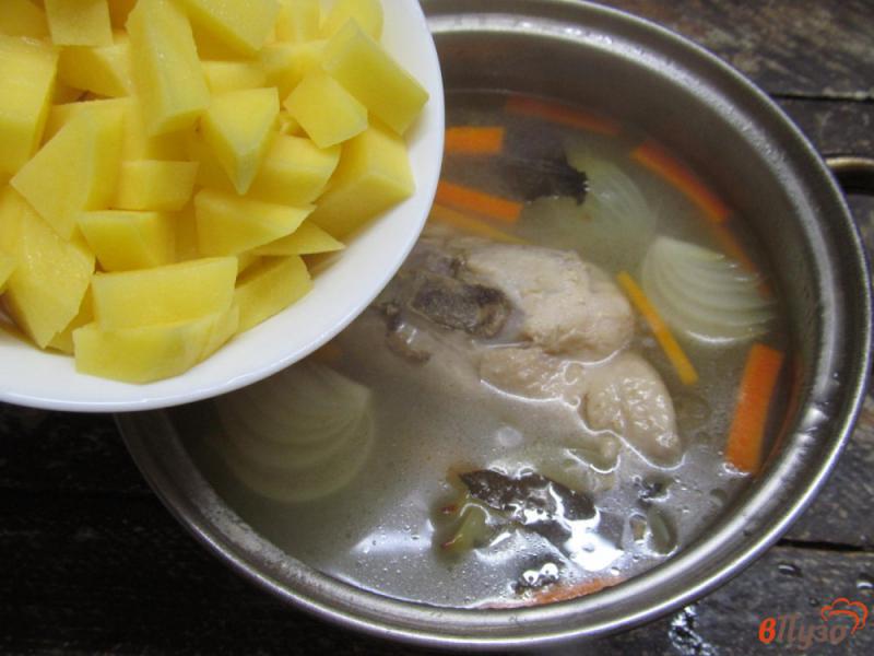 Фото приготовление рецепта: Сырный суп с яйцами на курином бульоне шаг №2
