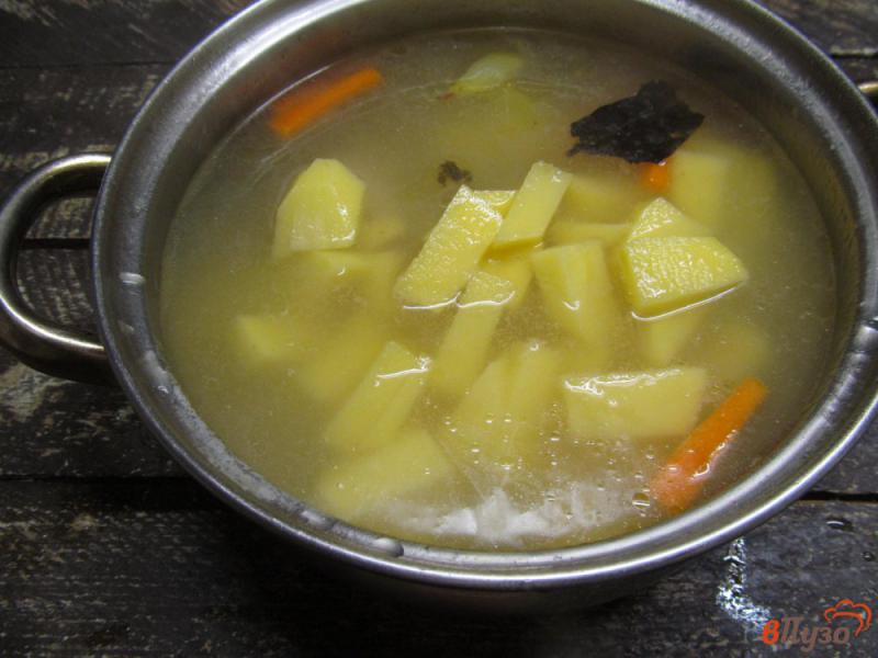 Фото приготовление рецепта: Сырный суп с яйцами на курином бульоне шаг №3