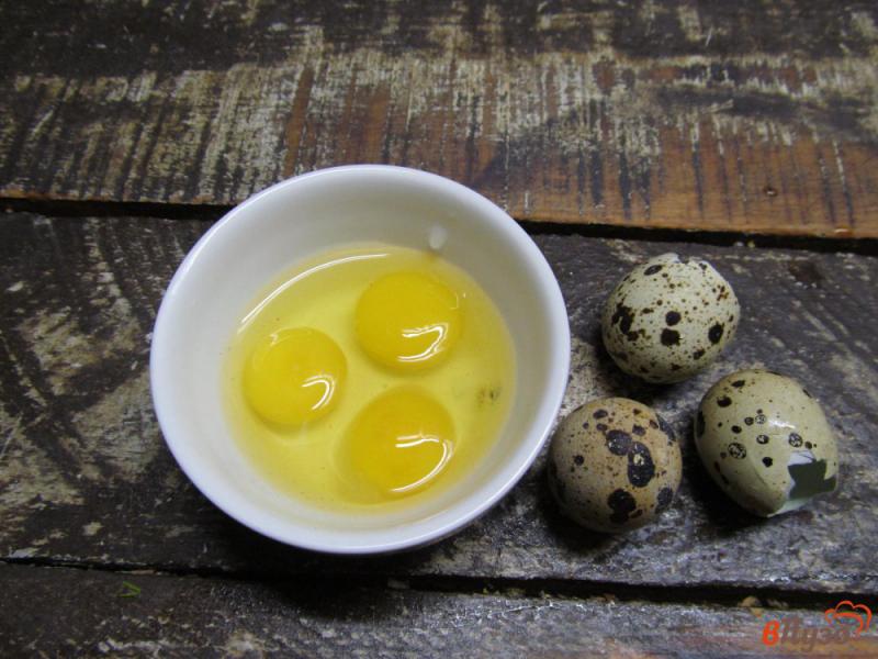 Фото приготовление рецепта: Сырный суп с яйцами на курином бульоне шаг №4