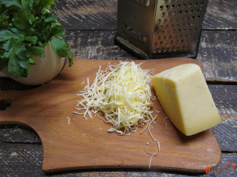Фото приготовление рецепта: Сырный суп с яйцами на курином бульоне шаг №5