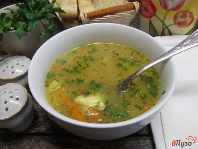 Фото приготовление рецепта: Сырный суп с яйцами на курином бульоне шаг №7