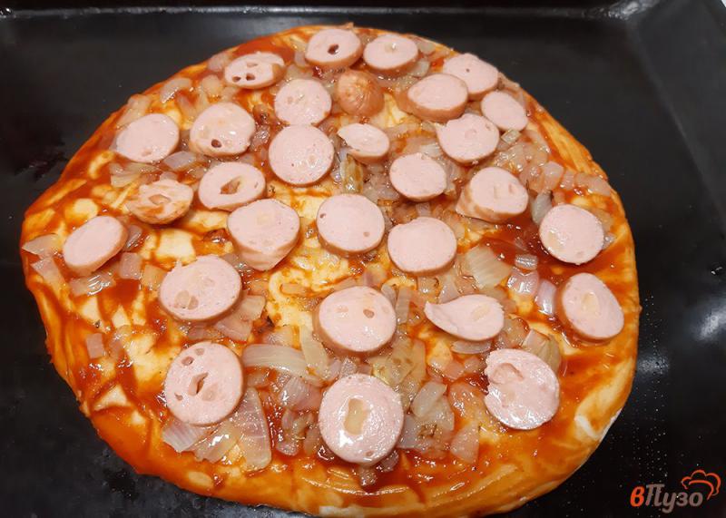 Фото приготовление рецепта: Пицца с сосисками шаг №3