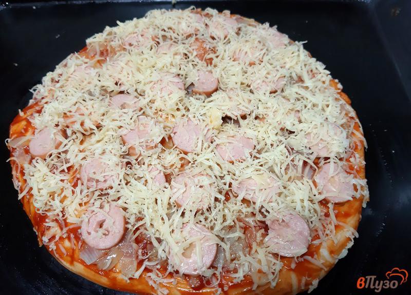 Фото приготовление рецепта: Пицца с сосисками шаг №4