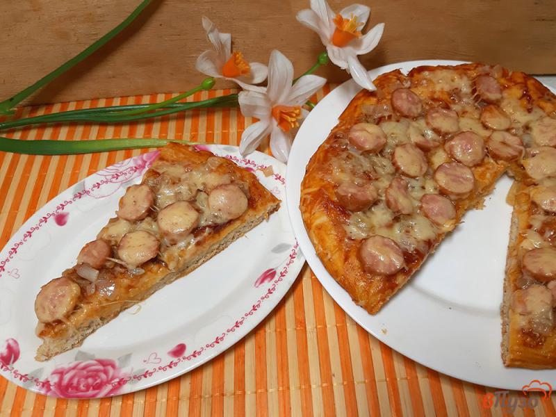 Фото приготовление рецепта: Пицца с сосисками шаг №5