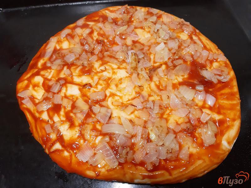 Фото приготовление рецепта: Пицца с сосисками шаг №2