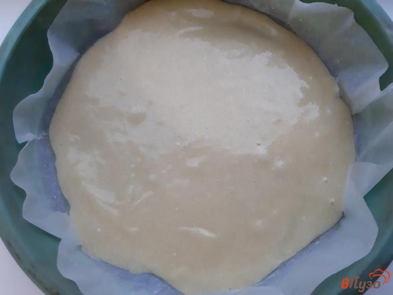 Фото приготовление рецепта: Пирог бисквитный с черносливом и яблоками шаг №7