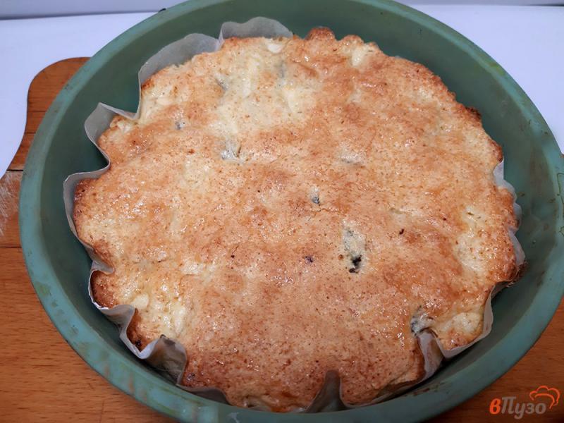 Фото приготовление рецепта: Пирог бисквитный с черносливом и яблоками шаг №10