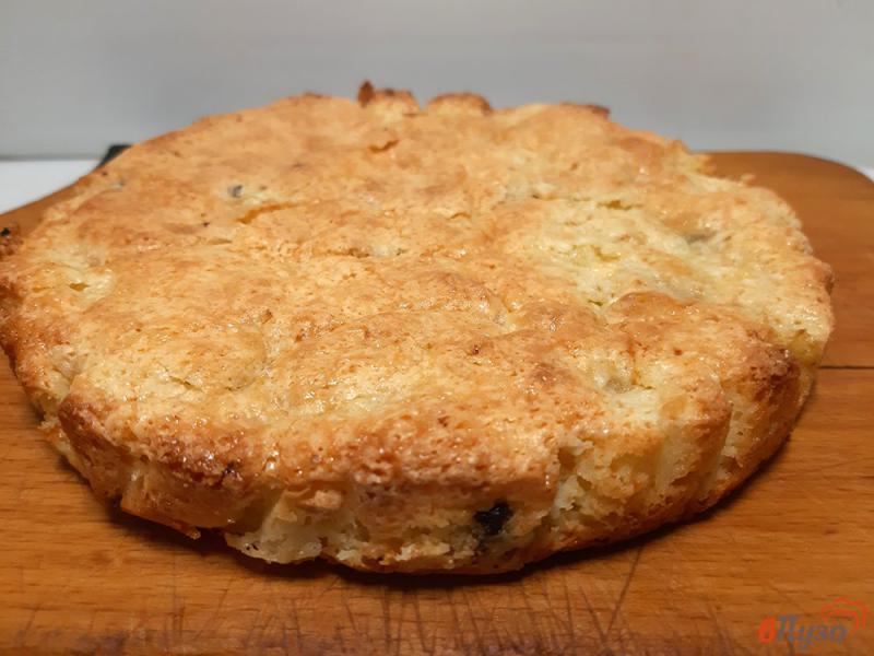Фото приготовление рецепта: Пирог бисквитный с черносливом и яблоками шаг №11