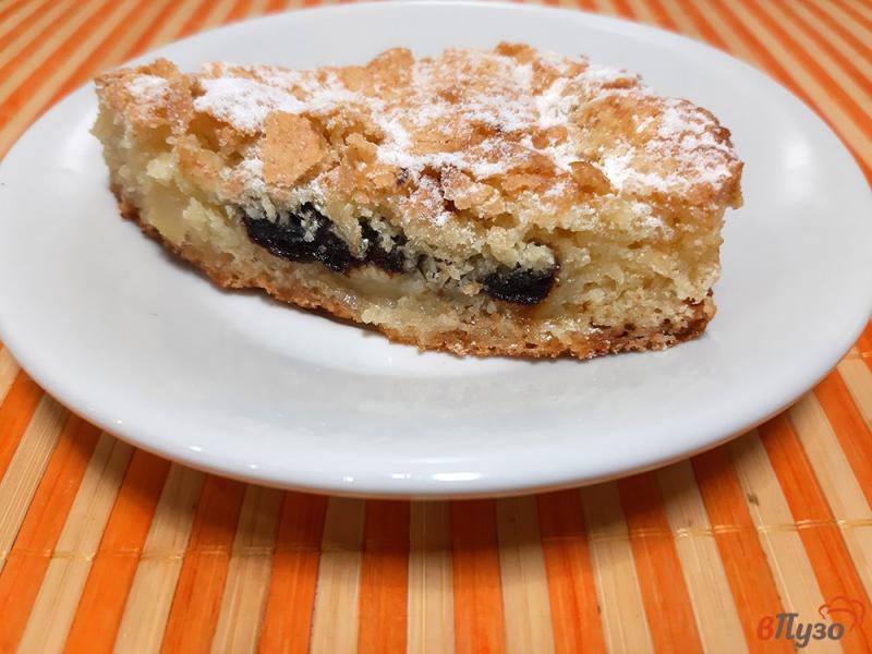 Фото приготовление рецепта: Пирог бисквитный с черносливом и яблоками шаг №12