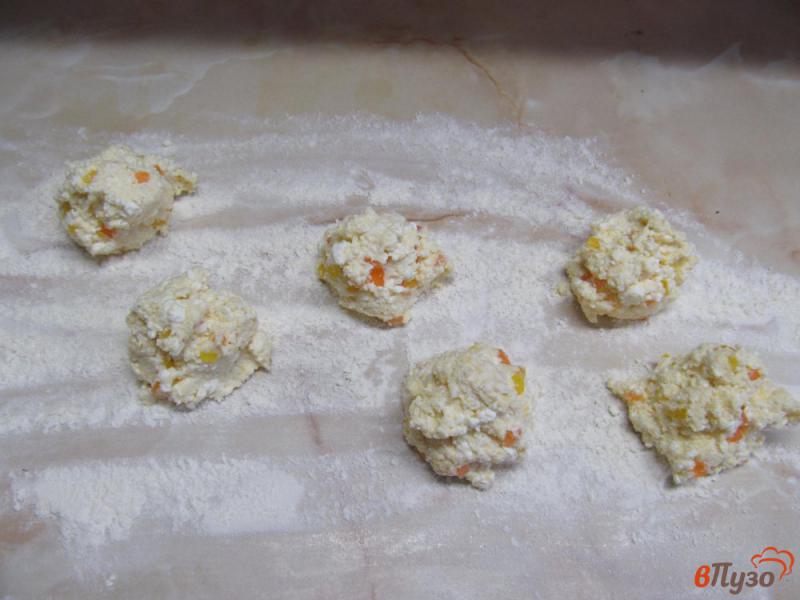 Фото приготовление рецепта: Сырники с апельсиновыми и лимонными дольками - мармеладом шаг №5