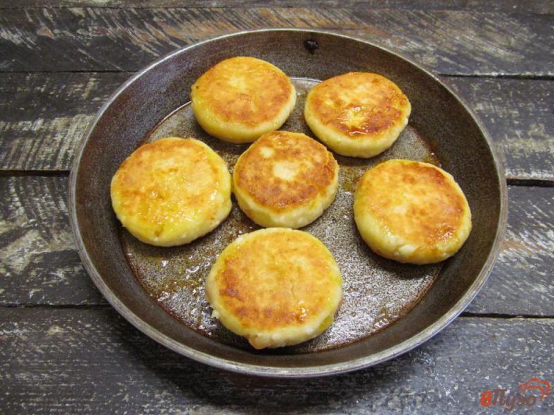 Фото приготовление рецепта: Сырники с апельсиновыми и лимонными дольками - мармеладом шаг №8