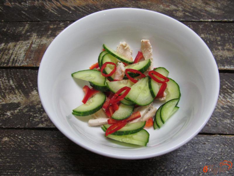 Фото приготовление рецепта: Мясной салат с овощами кукурузой и ржаными сухариками шаг №3