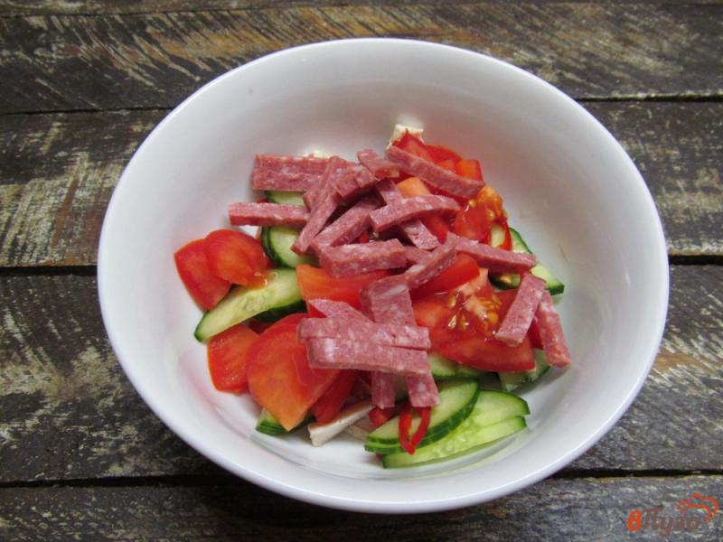 Фото приготовление рецепта: Мясной салат с овощами кукурузой и ржаными сухариками шаг №5
