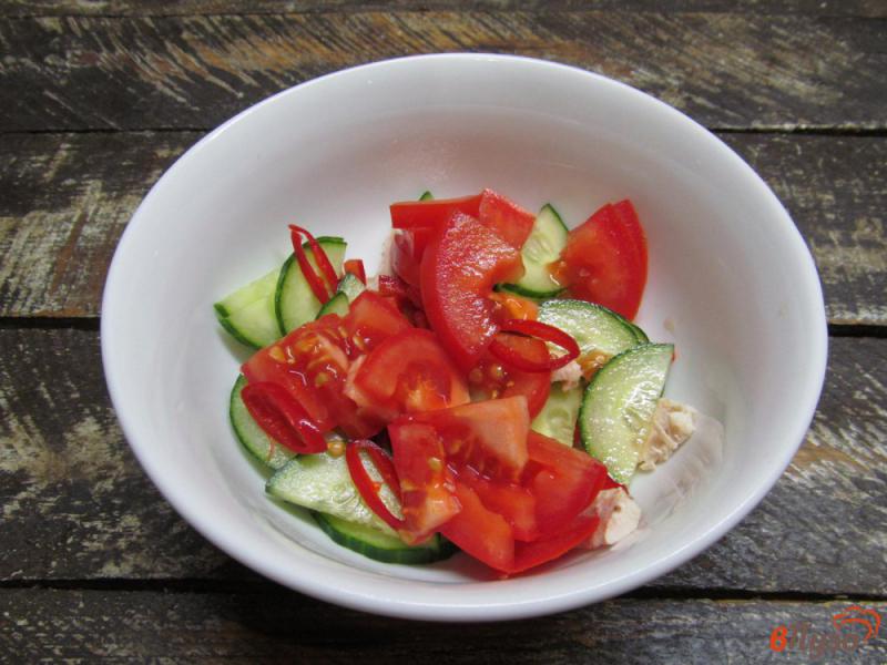 Фото приготовление рецепта: Мясной салат с овощами кукурузой и ржаными сухариками шаг №4