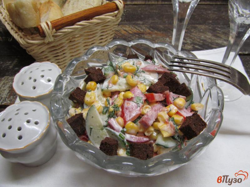 Фото приготовление рецепта: Мясной салат с овощами кукурузой и ржаными сухариками шаг №8