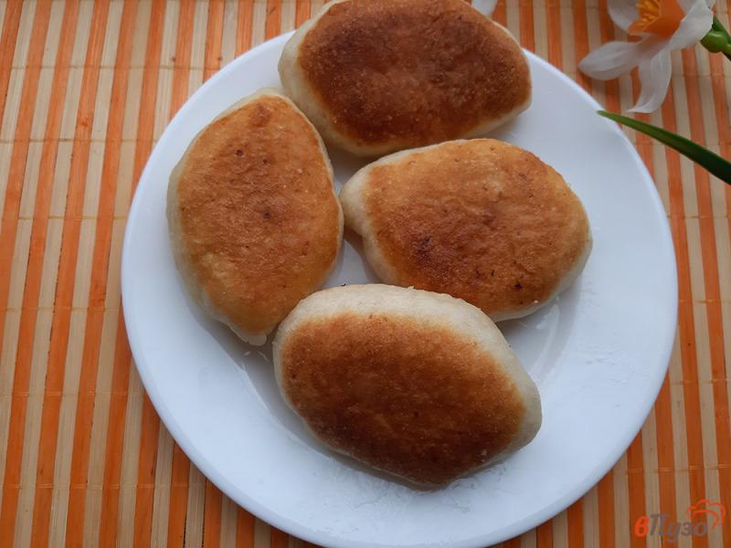 Фото приготовление рецепта: Пирожки жареные с капустой шаг №11