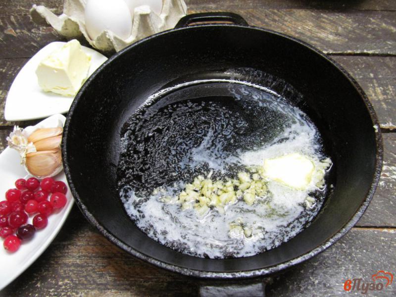 Фото приготовление рецепта: Омлет с брокколи и клюквой шаг №3