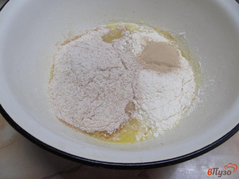 Фото приготовление рецепта: Пшеничный хлеб с медом и овсяными хлопьями шаг №3