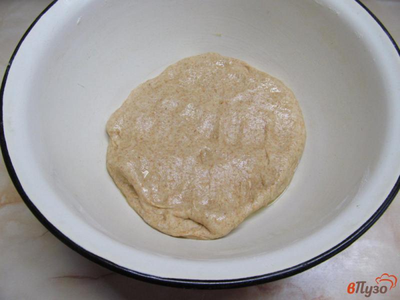 Фото приготовление рецепта: Пшеничный хлеб с медом и овсяными хлопьями шаг №5