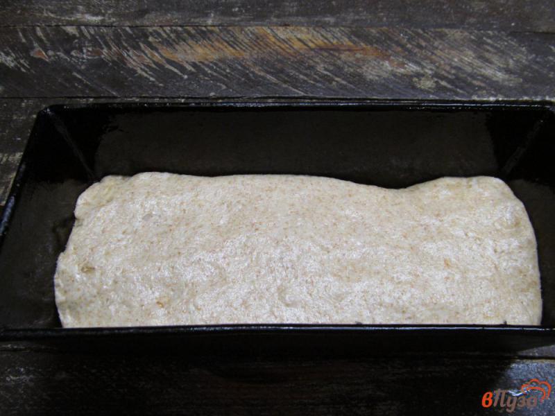 Фото приготовление рецепта: Пшеничный хлеб с медом и овсяными хлопьями шаг №7