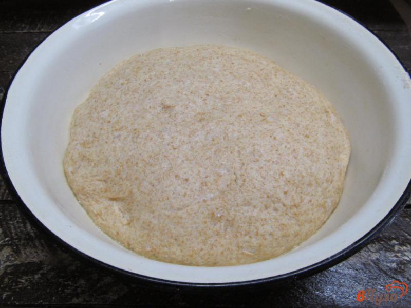 Фото приготовление рецепта: Пшеничный хлеб с медом и овсяными хлопьями шаг №6