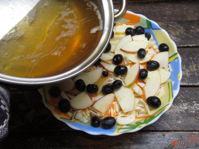 Фото приготовление рецепта: Маринованная капуста с яблоком и виноградом шаг №6