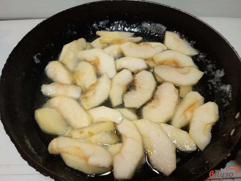 Фото приготовление рецепта: Тарт с яблоками и хурмой шаг №5