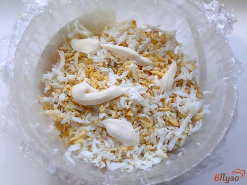 Фото приготовление рецепта: Салат слоеный с мидиями, рисом и нори шаг №7