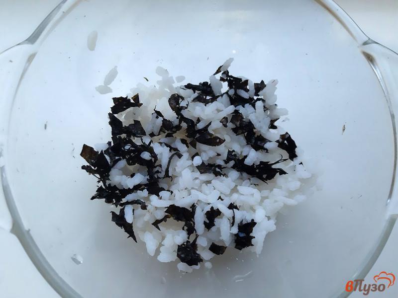 Фото приготовление рецепта: Салат слоеный с мидиями, рисом и нори шаг №6
