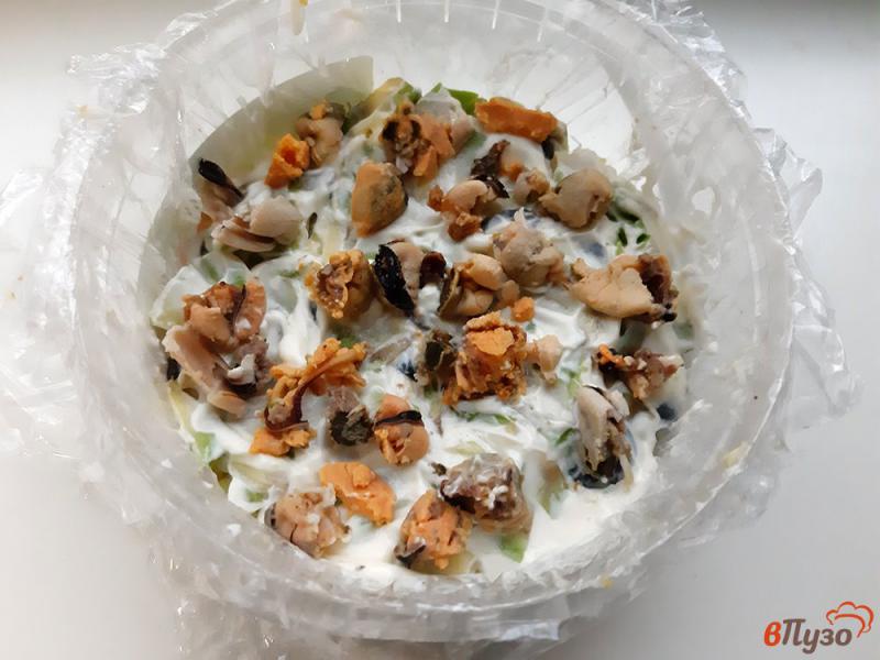 Фото приготовление рецепта: Салат слоеный с мидиями, рисом и нори шаг №10