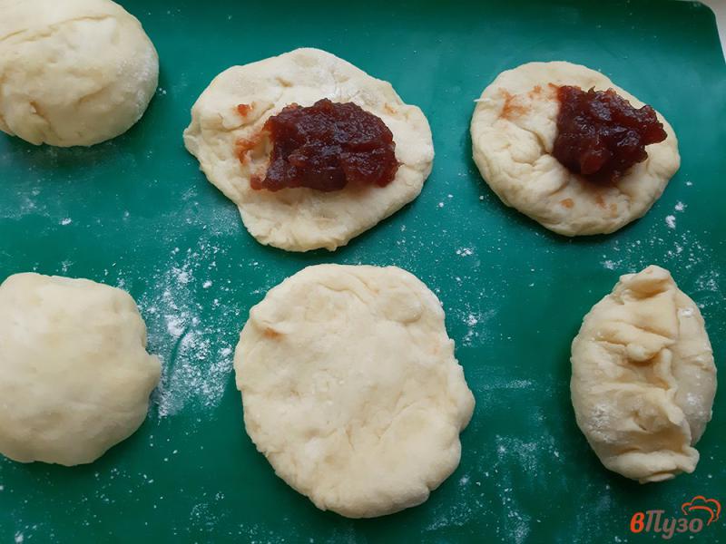 Фото приготовление рецепта: Печеные пирожки с яблочным повидлом шаг №7