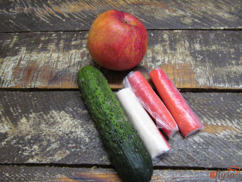 Фото приготовление рецепта: Салат из крабовых палочек с огурцом и яблоком шаг №1