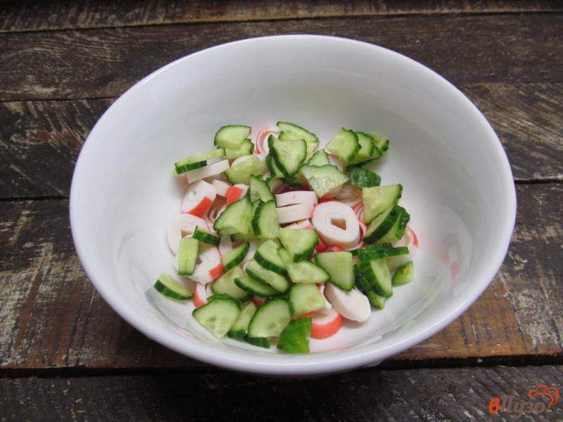 Фото приготовление рецепта: Салат из крабовых палочек с огурцом и яблоком шаг №3
