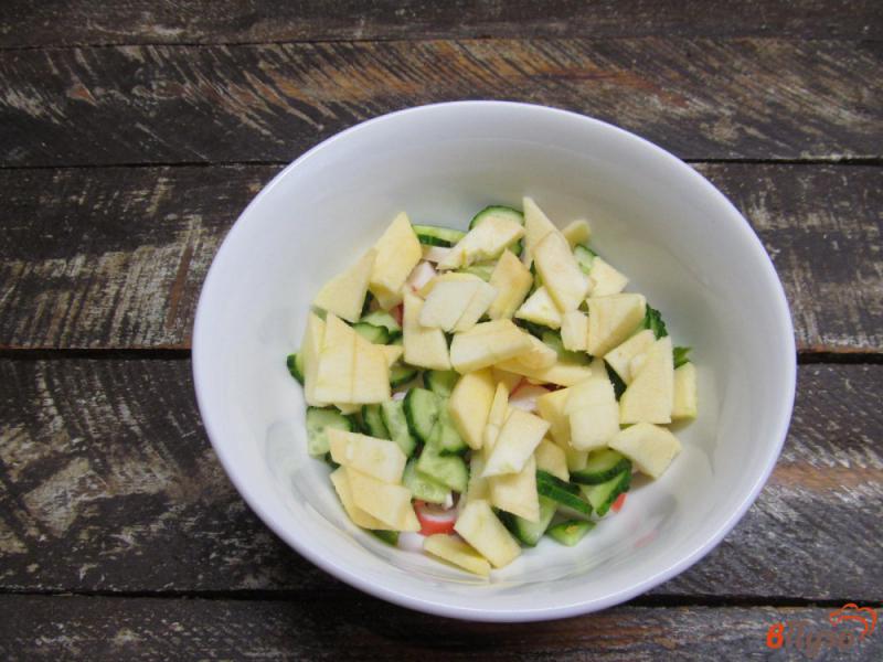 Фото приготовление рецепта: Салат из крабовых палочек с огурцом и яблоком шаг №4