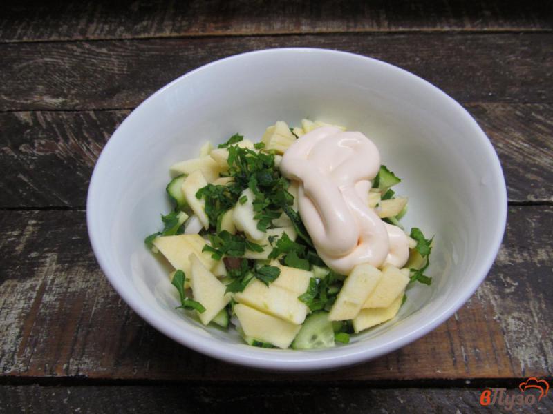 Фото приготовление рецепта: Салат из крабовых палочек с огурцом и яблоком шаг №5