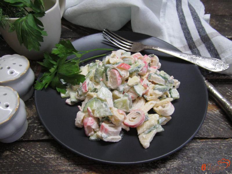 Фото приготовление рецепта: Салат из крабовых палочек с огурцом и яблоком шаг №6