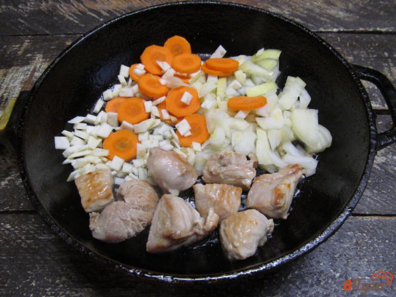 Фото приготовление рецепта: Тушеная индейка с картошкой в сметанно-чесночном соусе шаг №2