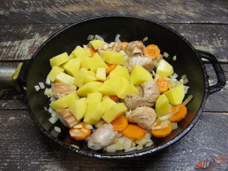 Фото приготовление рецепта: Тушеная индейка с картошкой в сметанно-чесночном соусе шаг №3