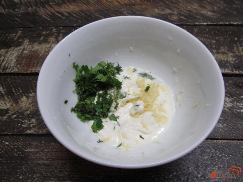 Фото приготовление рецепта: Тушеная индейка с картошкой в сметанно-чесночном соусе шаг №4