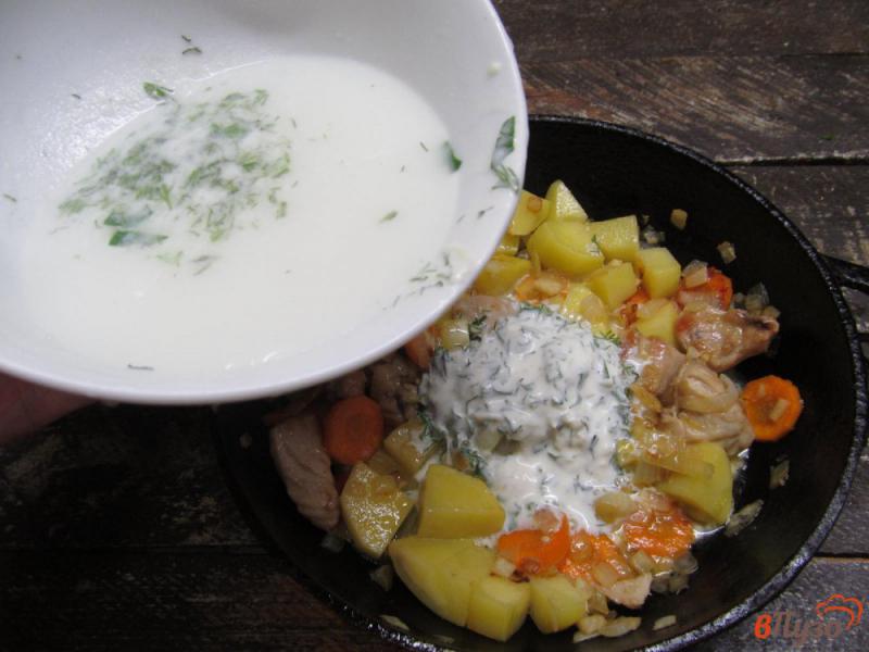 Фото приготовление рецепта: Тушеная индейка с картошкой в сметанно-чесночном соусе шаг №6